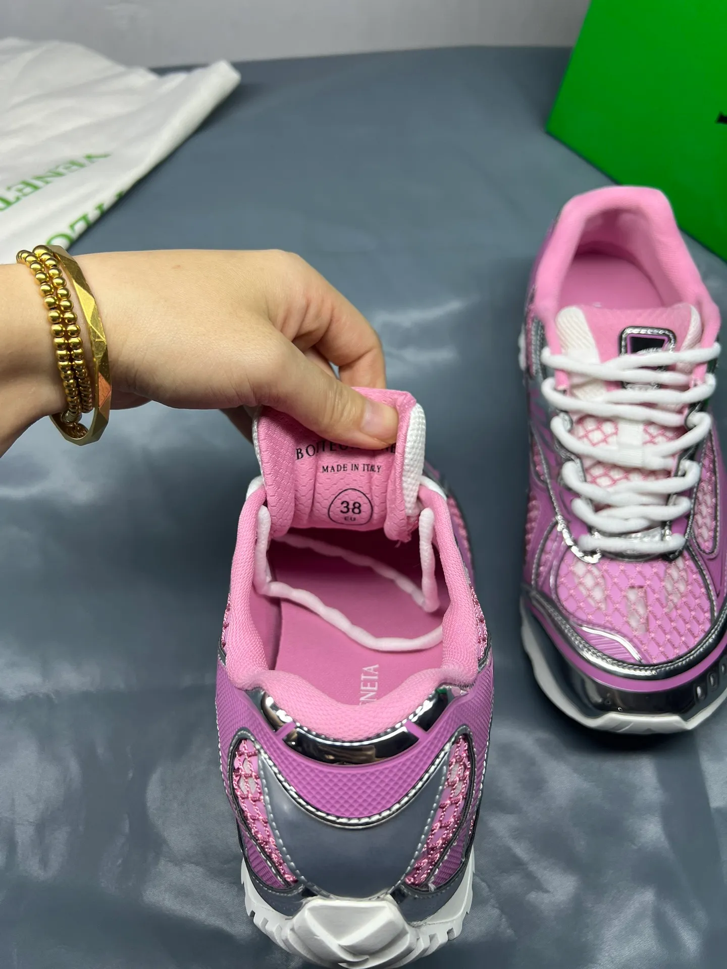 👟👟Ex-factory price 600👟👟 Men's size +10 Real photos 🔥🔥BV Orbit sneakers Wang Yibo's same style couple's dad shoes Runner sneakers, made of lightweight technical mesh fabric. Matched with geometric pattern designed rubber outsole, Wang Zha series high version. Look for the package technology. It is actually a lot taller, but the legs are still slim. Very nice, playable and durable. Matched to the standard💯 Package shoe technology. Look for the high version. The outsole is made of color-blocked TPU outsole. Women's model 35 36 37 38 39 40 41 42 (40 41 42 43 44 45 customized) (Customer logo can be accepted without refund or exchange at a favorable price) Equipped with original packaging